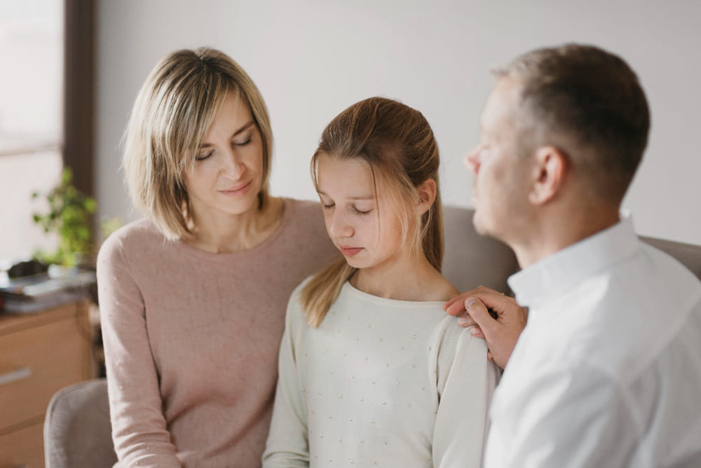 Padres hablando con su hija