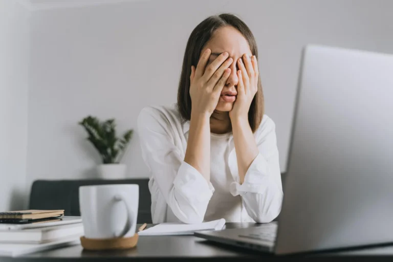Mujer frotándose los ojos