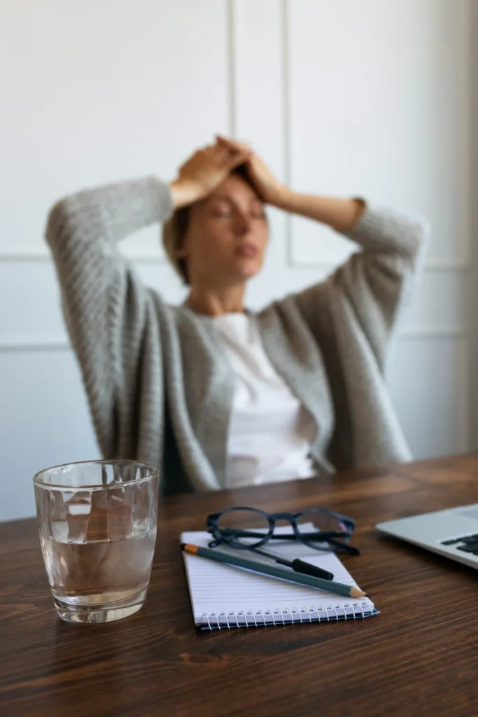 mujer trabajando que está agotada