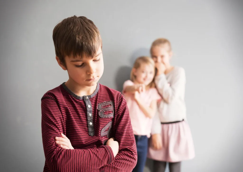 Niños haciendo bullying a otro
